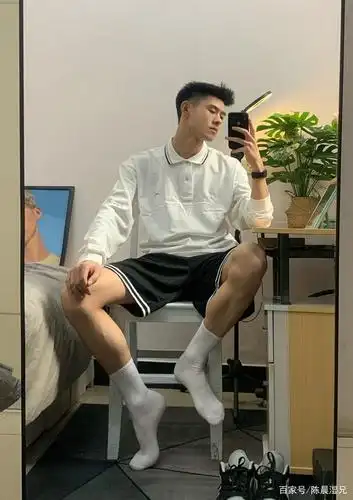 最近这位小哥好像很火,腿又长又细又白穿长筒袜配短裤真是一绝