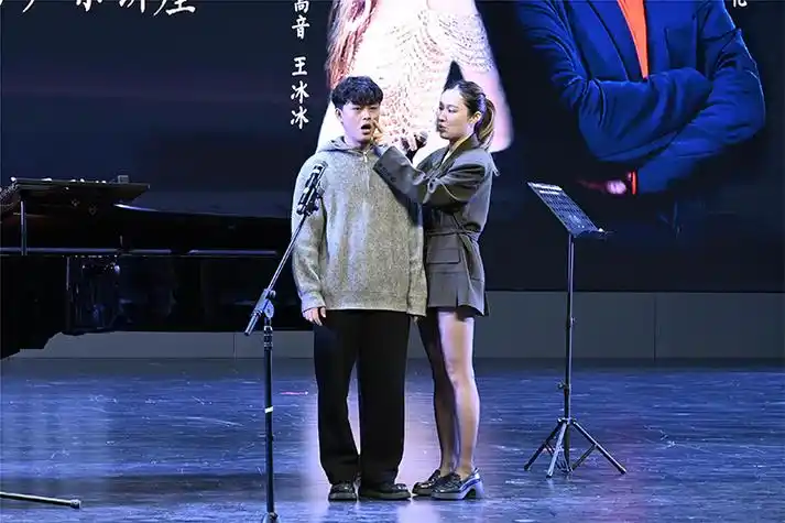 著名男高音歌唱家莫华伦旅意华人女高音王冰冰声乐讲座在四川文化艺术