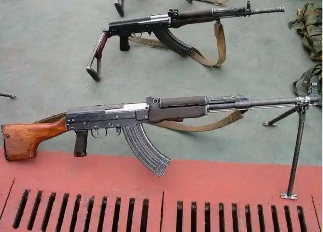 的称81式自动步枪采用折叠金属枪托的称81-1式自动步枪(又称八一杠)