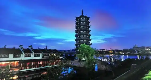 昆山阳澄湖景点有:莲花岛,重元寺,苏州园林,阳澄湖,阳澄湖半岛旅游