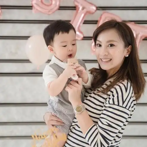 明道儿子出生藏四年的伴侣王婷萱私照公开挺孕肚做甜点很贤惠