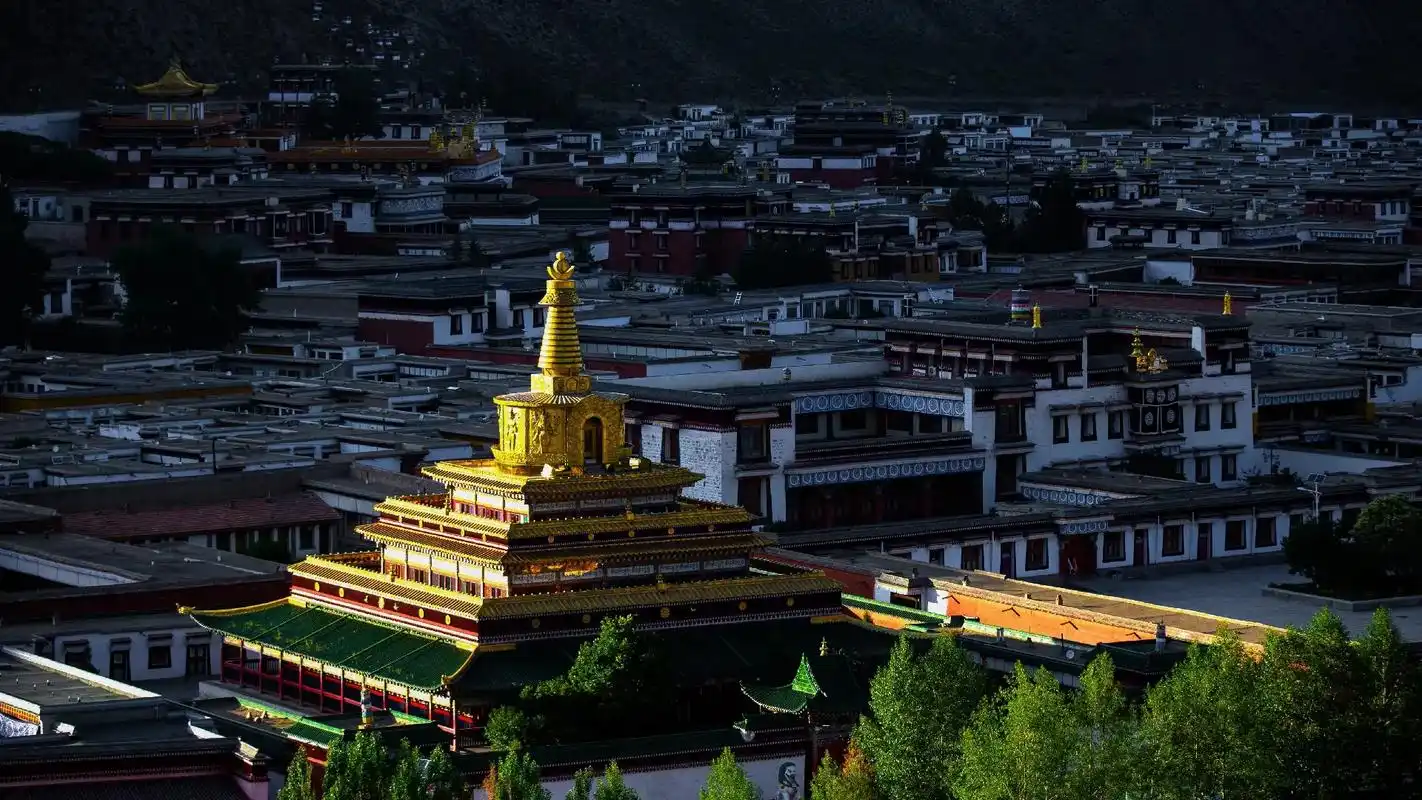街拍拉卜楞寺……拉卜楞寺位于甘南地区夏河县,是藏传佛教格鲁 - 抖