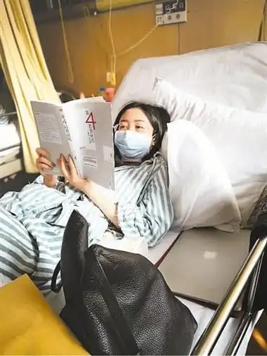 她有个外号叫"医院打卡王",因为一年大概要去医院100次,住院16次.