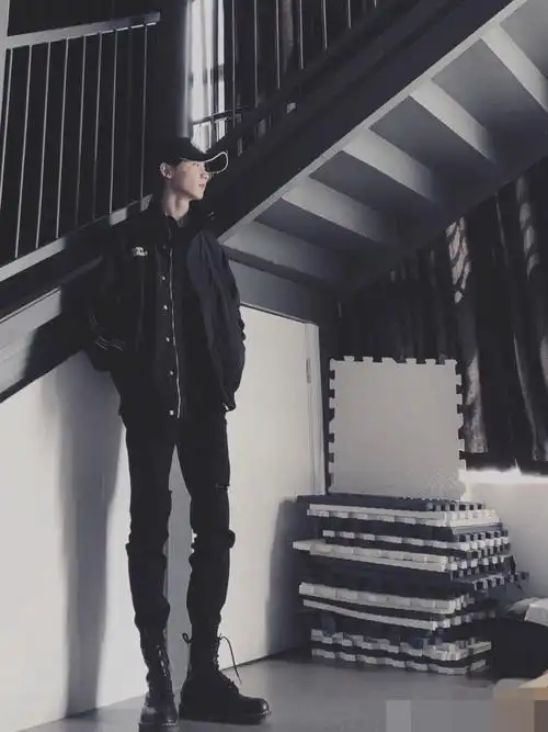 马嘉祺这腿长得有点惊人,排练的时候可以让人一眼就注意到他