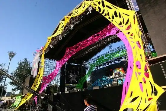 图文摩登天空音乐节第一日演出舞台光彩绚丽