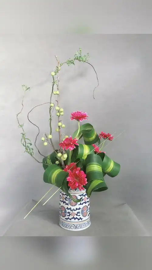 材:小苹果,龙柳,巴西叶,太阳花,钢草作品分解:学习插花的虚实