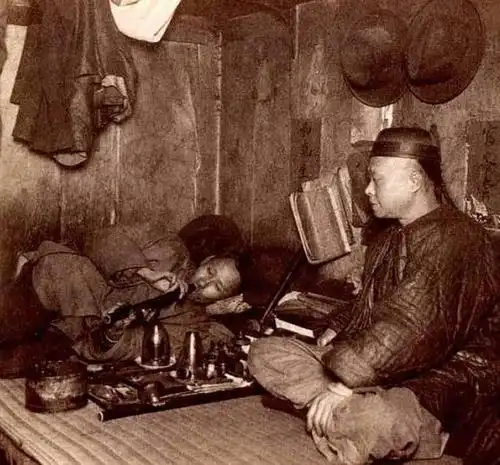 实拍 清朝吸食鸦片现场:男的骨瘦如柴,女的媚态毕露