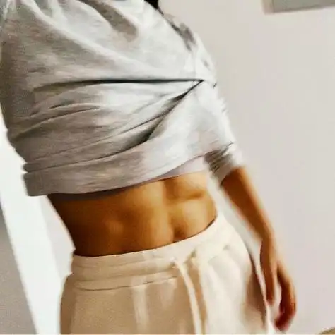 普通六块腹肌的图片 体育生自拍六块小腹肌