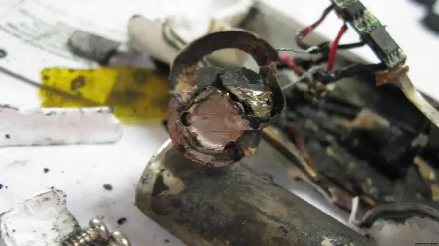 爆炸后的电池景象