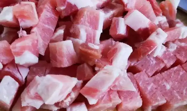 黄豆芽炖猪后腿肉丁超级好吃,做法简单