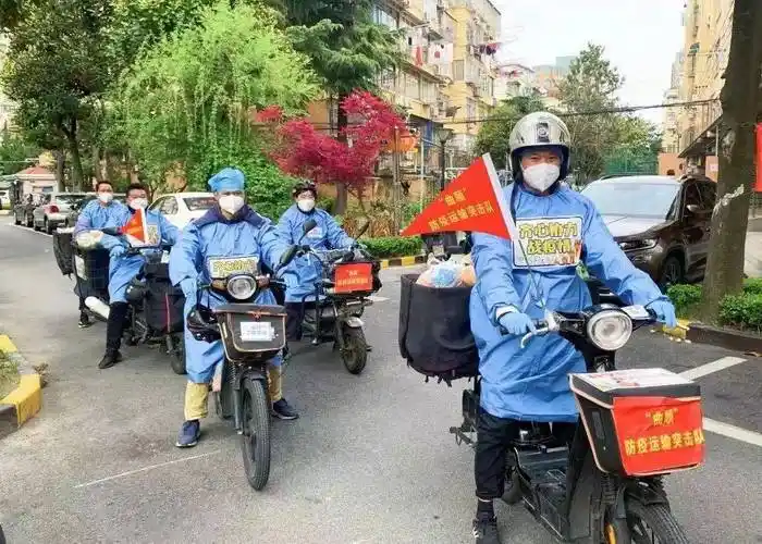 抗击疫情中的快递员守沪在保供最后一百米