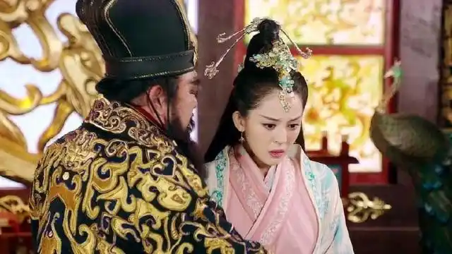 董卓不想和吕布闹翻,决定把貂蝉让给吕布,怎料貂蝉却不愿意了