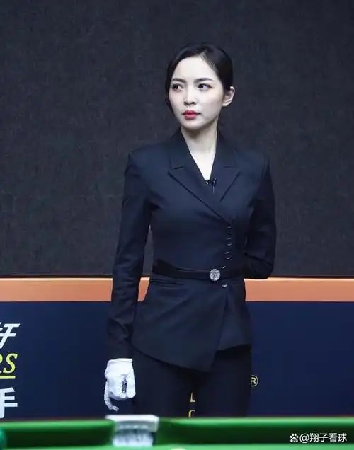 台球女神王钟瑶晒摆拍照,飒爽英姿,气质非凡,好身材一览无余!