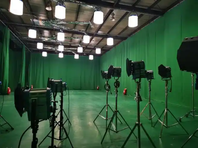 星光摄影棚按照影视专业标准设计建设,可以满足实景搭建,虚拟场景抠像