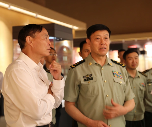 武警部队中将副司令员杨光跃莅临曲靖市博物馆参观