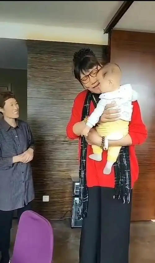 53岁郑海霞家中做俯卧撑,丈夫消失多年杳无音讯,结婚十年没孩子