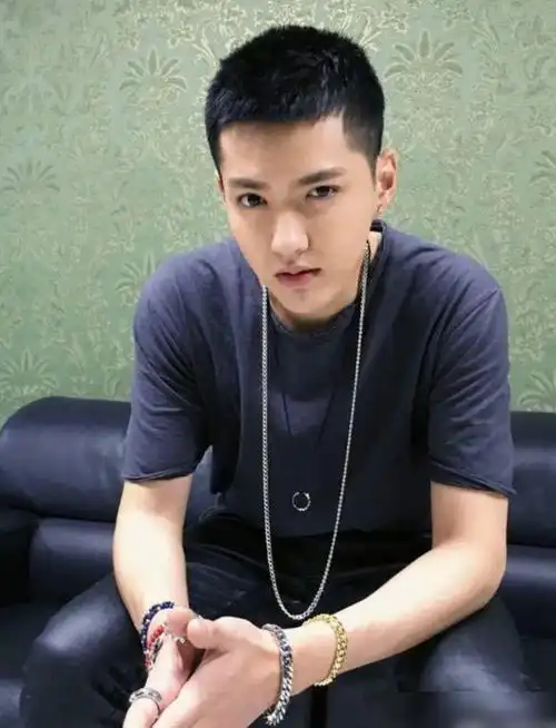 易烊千玺之前在电影《少年的你》中也尝试了寸头造型,他这个寸头造型