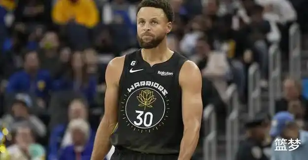 本赛季库里一共投进了357记三分球,高居联盟第一.