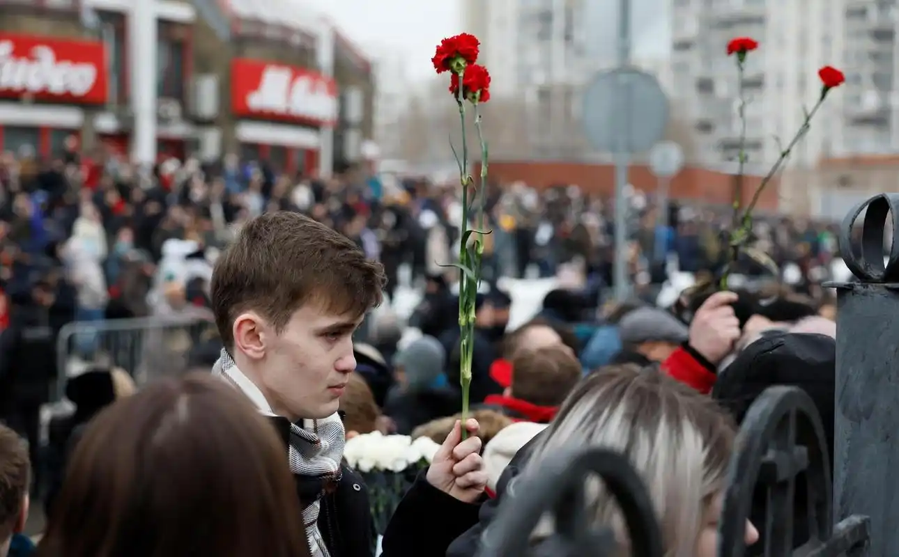 俄罗斯反对派领袖纳瓦利内葬礼在俄举行,数千人聚集哀悼