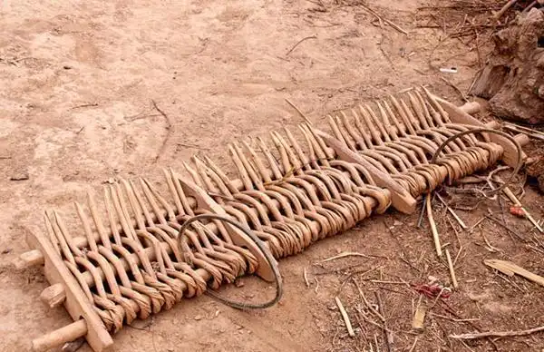 "耙"就是用铁齿楱,铁齿杷等把土块耙碎;耙地时,人站在或坐在铁齿楱