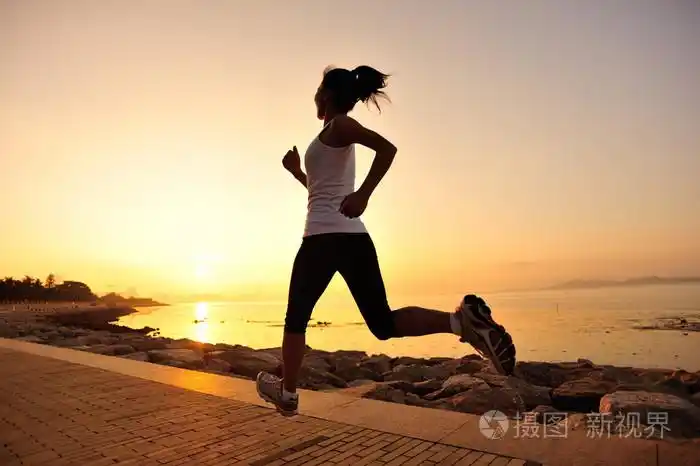 运行在海边的跑步运动员.女人健身剪影日出慢跑锻炼健康概念