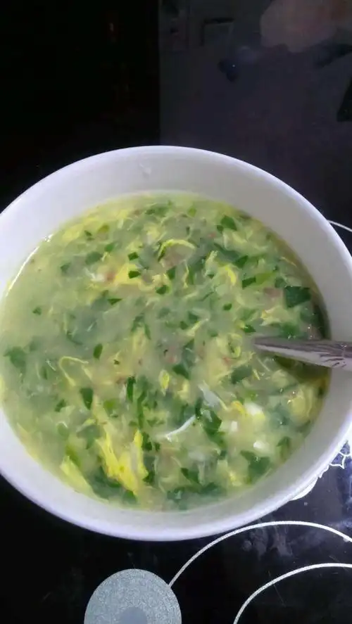 爱心蔬菜蛋花面糊糊,给一岁宝宝做的,小家伙不爱吃菜,就给里面加了