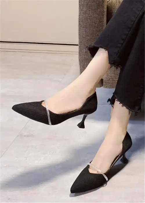 细跟尖头高跟鞋