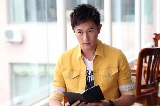 1999年,21岁的陈键锋参加了dj大赛,被tvb星探发掘,成为了艺人.