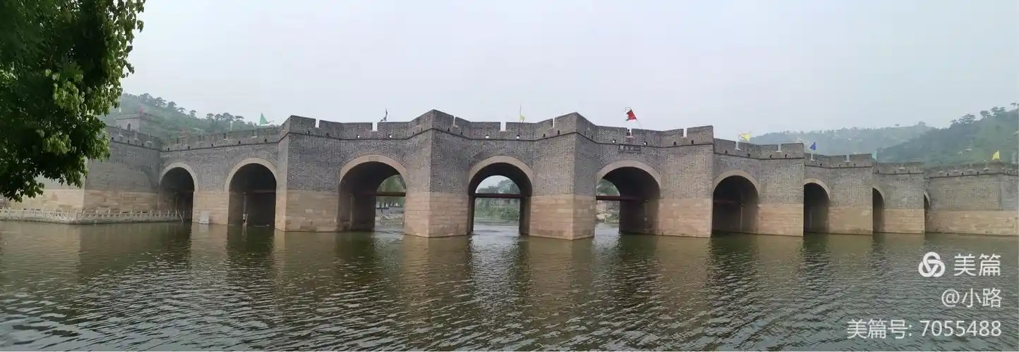 在宽达百米的九江河上,一道规模宏大的过河城桥与长城相连