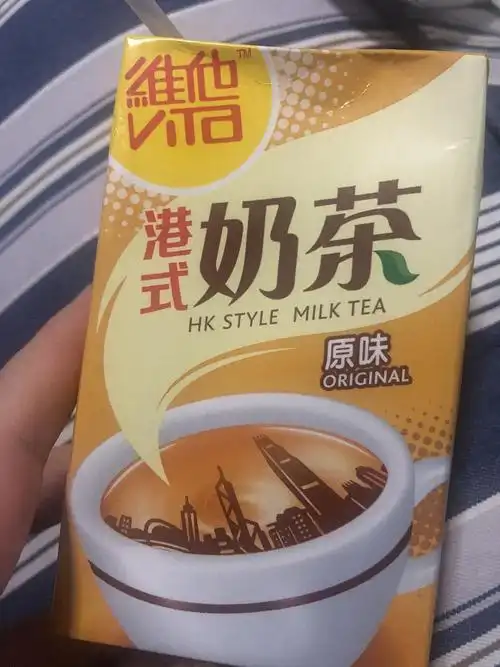 这个奶茶符合标准,就是不太甜,有茶味有奶味,扛了一箱回家,就是有点贵