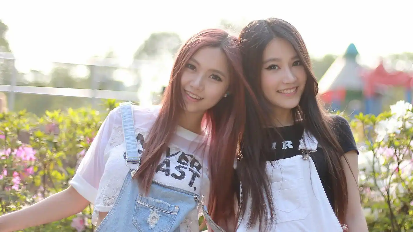 甜美双胞胎姐妹花黑丝美腿高清桌面壁纸