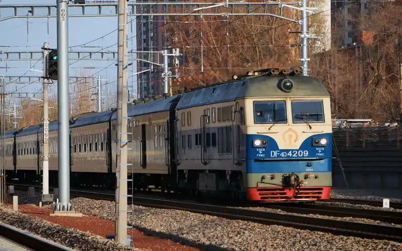 【中国铁路4k】京局怀段df4d-4209运送t47次(北京-齐齐哈尔)车底通过