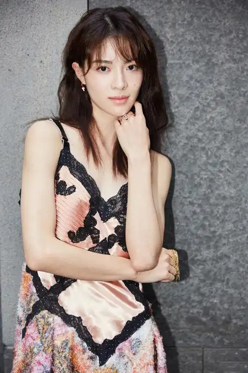 p>钟楚曦(elaine zhong),1993年3月18日出生于广东省广州市,毕业于 a