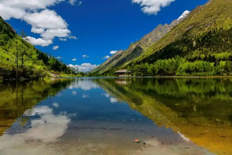 初夏的毕棚沟冰峰耸立雪映蓝天