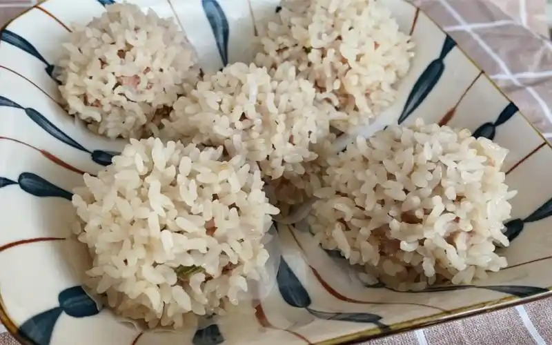 吃腻了常规米饭,试试新做法——米包肉丸,让宝宝吃的更新颖.