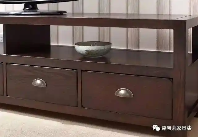 水曲柳家具,采用底擦色,面修色工艺相结合,呈现色彩层次感强的效果