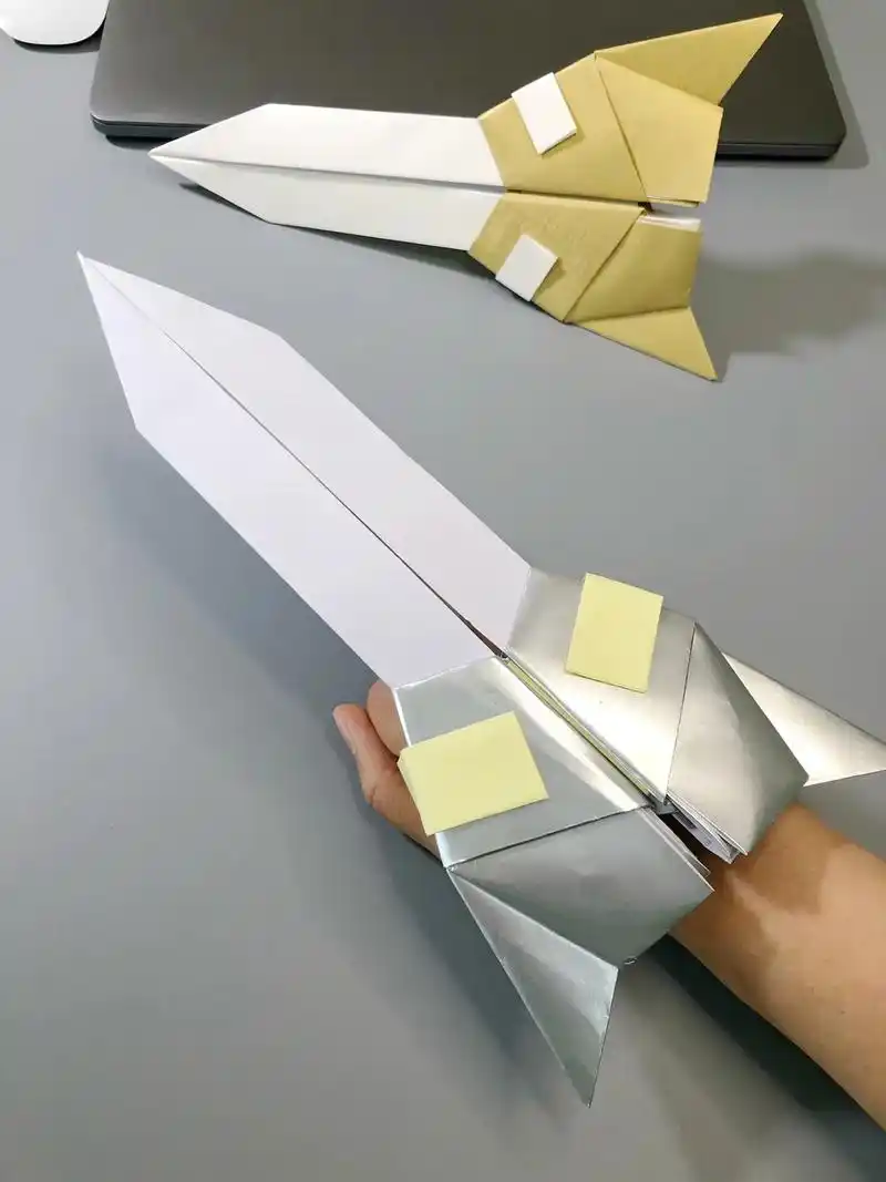 超酷的袖剑折纸教程.#有趣的折纸手工 #抖音折纸 #自制玩具 - 抖音