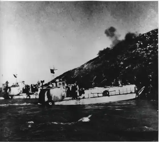1955年1月18日,一江山岛战役中,陆海空三军官兵协同作战登上一江山岛.