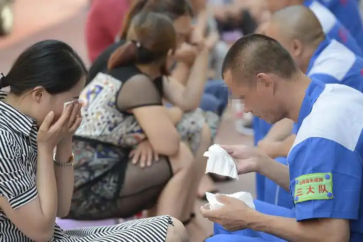 戒毒所开放日 戒毒人员与亲人拥吻难舍难分