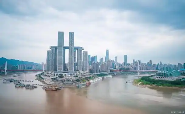 近日,在重庆长江与嘉陵江交汇处的江水颜色形成了一个令人叹为观止的