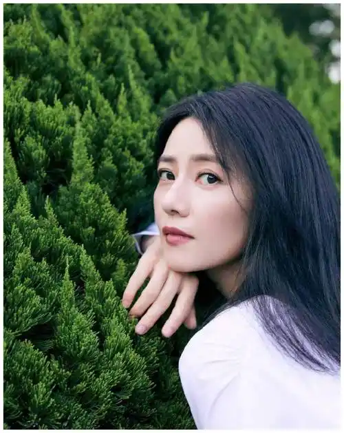 44岁高圆圆搂着老公当街亲吻与赵又廷回家探亲婆媳关系很融洽