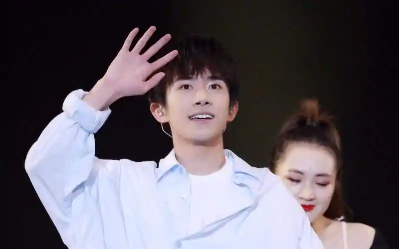 5娱乐爆料:易烊千玺,肖战,赵丽颖,杨幂,宋茜,孙俪_何炅_汪涵_金鹰节