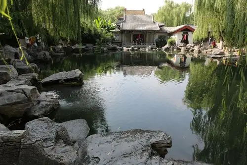 大明湖有一井趵突泉