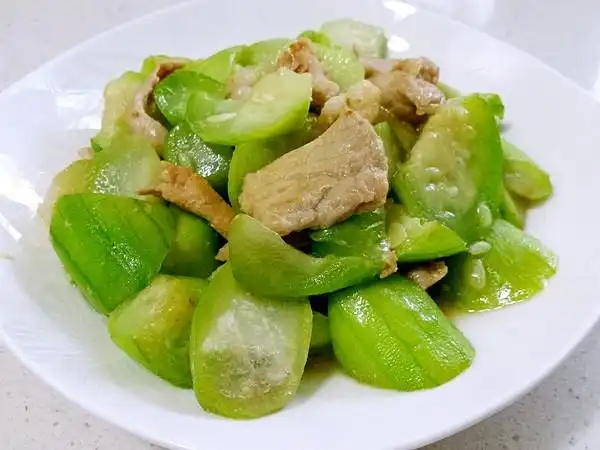 退休快乐做的丝瓜炒肉片