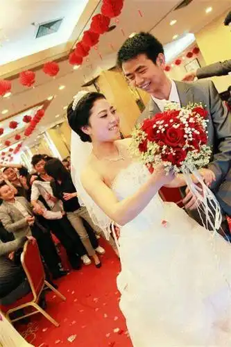 图为吴婷和她老公芦凯的结婚照