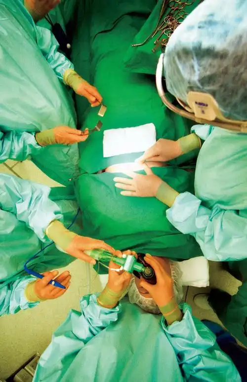 正在做手术的医生高清图片