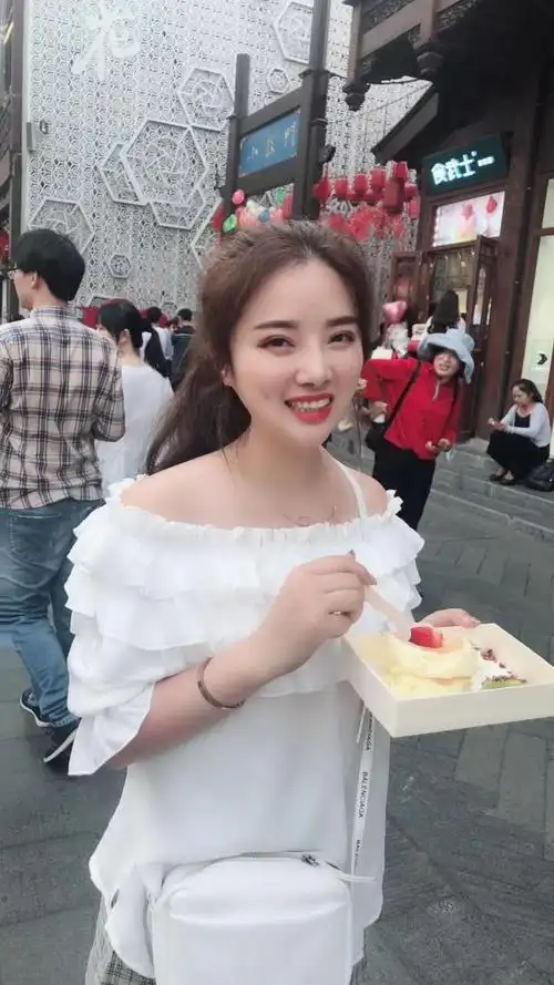 容貌俊美,身材丰满,气质优雅的河南小美女,你是否喜欢?