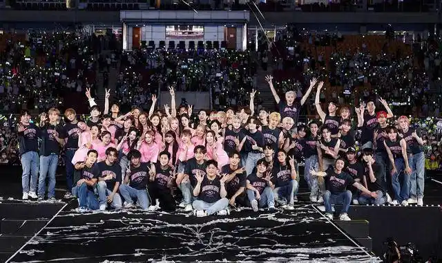 exo成员陈获得粉丝"黑海"支持,网友:自残_演唱会_照片_大部分