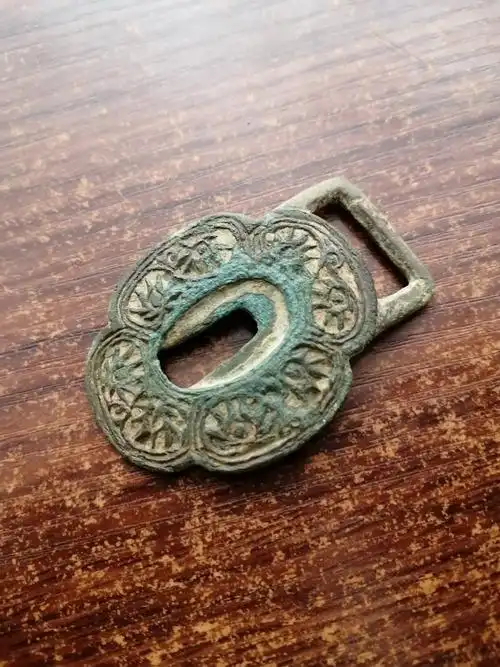 [欣赏] 唐宋时期缠枝莲纹青铜带扣