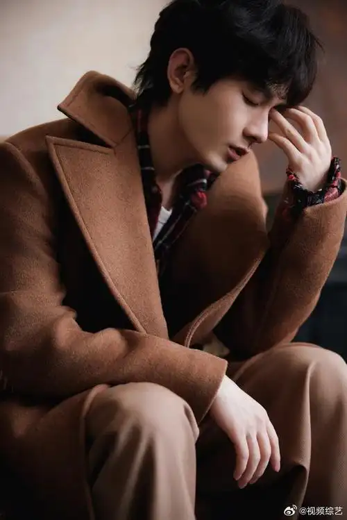 成毅元宵写真 成毅美拉德大衣造型一整个帅到我啦